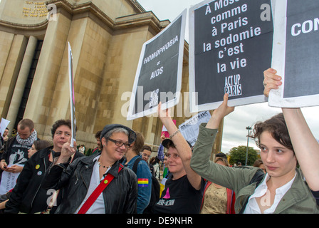 Paris, France. Crowd People, plusieurs groupes LGBTQ (Act Up-Paris) contre la loi sur l'homophobie, en Russie, manifestation, sur Rights of Man Plaza, protestation des activistes lgbt, affiche ACT Up, contre poutine, lesbiennes, manifestations pour les droits des homosexuels Banque D'Images