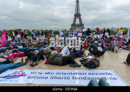 , protestataires couché, Paris, France.Plusieurs groupes LGBT protestent contre la loi homophobe, en Russie, démonstration, à Rights of Man Plaza, Trocadéro, présence de foule, symbole d'homophobie, triste foule,POSE de flashmob Banque D'Images