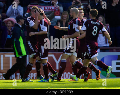 Edimbourg, Ecosse. 14e Août, 2013. Coeurs Jason Holt est assailli après qu'il scores pour le jeu de niveau au cours de la Scottish Premiership match entre Hearts et celtique, de Parc de Murrayfield Stadium, Edimbourg. Credit : Action Plus Sport/Alamy Live News Banque D'Images