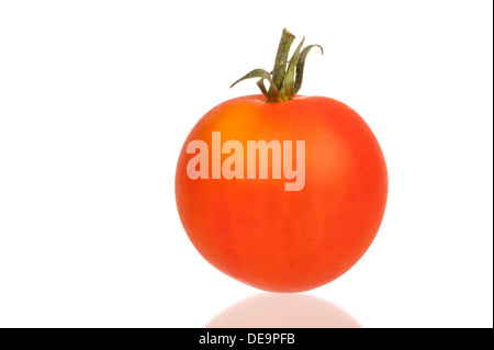 Tomate cerise rouge isolé avec tige en close up Banque D'Images