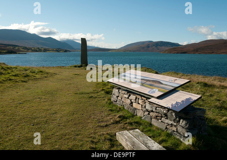 Conseil de l'information et de standing stone (moderne) par le Kyle of Durness à Keoldale, près de Durness, Sutherland, Scotland, UK. Banque D'Images