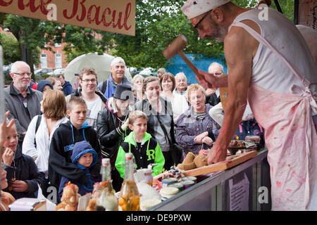 Great Yarmouth, au Royaume-Uni. 14e Août, 2013. Belgique Les artistes de rue, effectuer leur Pikzpalace et macabre spectacle surréaliste bizarre impliquant des pratiques de la boucherie familiale Bacul. L'un des spectacles théâtraux de Great Yarmouth là-annuelle du Festival International du Cirque et arts de rue : Adrian Crédit Buck/Alamy Live News Banque D'Images