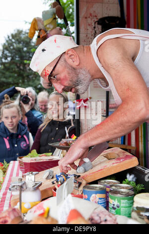 Great Yarmouth, au Royaume-Uni. 14e Août, 2013. Belgique Les artistes de rue, effectuer leur Pikzpalace et macabre spectacle surréaliste bizarre impliquant des pratiques de la boucherie familiale Bacul. L'un des spectacles théâtraux de Great Yarmouth là-annuelle du Festival International du Cirque et arts de rue : Adrian Crédit Buck/Alamy Live News Banque D'Images