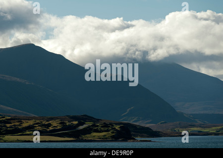 Beinn Spionnaidh et Foinaven (dans les nuages) sur le Kyle of Durness de Keoldale, près de Durness, Sutherland, Scotland, UK. Banque D'Images