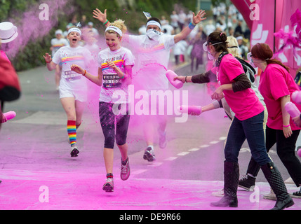 Dulux Color Run a lieu à Brighton, Sussex, UK. Connu comme le plus beau 5k sur la planète. Banque D'Images