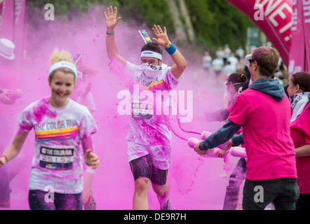 Dulux Color Run a lieu à Brighton, Sussex, UK. Connu comme le plus beau 5k sur la planète. Banque D'Images