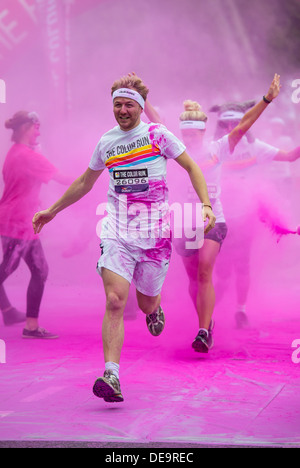 Dulux Color Run a lieu à Brighton, Sussex, UK. Connu comme le plus beau 5k sur la planète. Banque D'Images