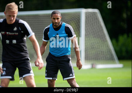 Swansea, Royaume-Uni. Vendredi 13 Septembre 2013 Photo : Ashley Williams Re:Swansa City FC formation joueurs à leur terrain d'entraînement à Swansea © D Legakis/Alamy Live News Banque D'Images