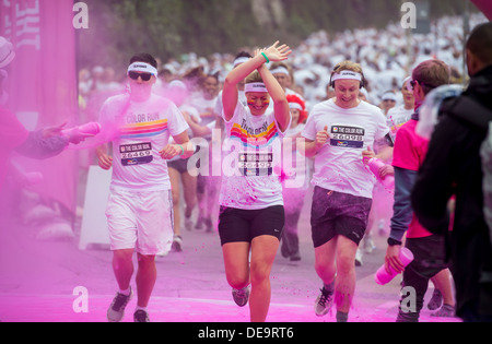 Dulux Color Run a lieu à Brighton, Sussex, UK. Connu comme le plus beau 5k sur la planète. Banque D'Images