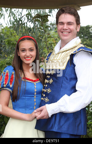 Milton Keynes, Royaume-Uni. 13e Août, 2013. Milton Keynes Theatre Pantomime Photocall à gelées Garden Centre, Woburn Sands, Milton Keynes avec Warwick Davis acteurs, Jennifer Ellison, Kate Stewart et Shaun Dalton. Cette année, le Panto ouvre le vendredi 6 décembre et se termine le dimanche 12 janvier 2014. © KEITH MAYHEW/Alamy Live News Banque D'Images