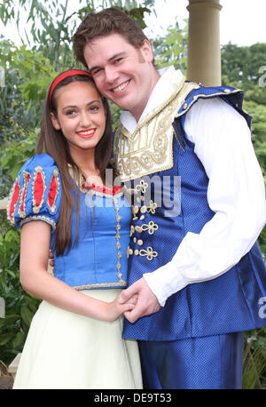 Milton Keynes, Royaume-Uni. 13e Août, 2013. Milton Keynes Theatre Pantomime Photocall à gelées Garden Centre, Woburn Sands, Milton Keynes avec Warwick Davis acteurs, Jennifer Ellison, Kate Stewart et Shaun Dalton. Cette année, le Panto ouvre le vendredi 6 décembre et se termine le dimanche 12 janvier 2014. © KEITH MAYHEW/Alamy Live News Banque D'Images