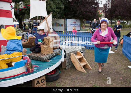 Great Yarmouth, au Royaume-Uni. 14e Août, 2013. Parents et grands-parents l'alimentation Seachange Carrousel, un carrousel écologique à la main à partir de matériaux recyclables par groupe d'arts de Yarmouth le Carrousel collectif. L'une des nombreuses expositions imaginatives au dehors là - Great Yarmouth's Annual International Festival de cirque et arts de rue : Adrian Crédit Buck/Alamy Live News Banque D'Images