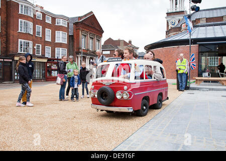 Great Yarmouth, au Royaume-Uni. 14e Août, 2013. Petit taxi, conduit par Delinus duo néerlandais, donnant des promenades autour du centre-ville de Yarmouth. L'une des attractions de la ville, là-annuel - Festival International du Cirque et arts de rue : Adrian Crédit Buck/Alamy Live News Banque D'Images