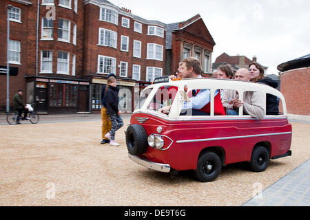 Great Yarmouth, au Royaume-Uni. 14e Août, 2013. Petit taxi, conduit par Delinus duo néerlandais, donnant des promenades autour du centre-ville de Yarmouth. L'une des attractions de la ville, là-annuel - Festival International du Cirque et arts de rue : Adrian Crédit Buck/Alamy Live News Banque D'Images