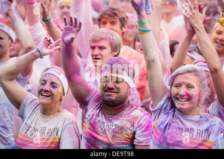 Dulux Color Run a lieu à Brighton, Sussex, UK. Connu comme le plus beau 5k sur la planète. Banque D'Images