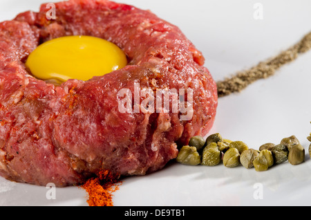 Tartare frais avec l'oeuf sur une assiette Banque D'Images