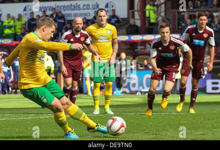 Edimbourg, Ecosse. 14e Août, 2013. Kris communes blasts accueil la mort au cours de la Scottish Premier League match entre le Cœur du Midlothian et Celtic de stade de Murrayfield. Credit : Action Plus Sport/Alamy Live News Banque D'Images