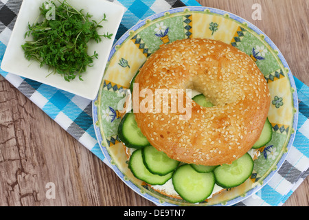 Bagel au fromage à la crème, le concombre et le cresson, Close up Banque D'Images