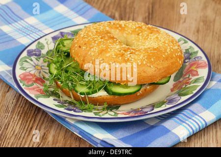 Bagel au fromage à la crème, le concombre et le cresson, Close up Banque D'Images