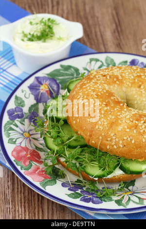 Bagel au fromage à la crème, le concombre et le cresson, Close up Banque D'Images