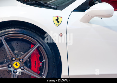 Close up of White Ferrari 458 Spyder Voiture de sport dotée d''& Badge de roue Banque D'Images