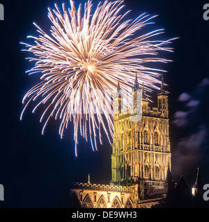 L'éclatement d'artifice derrière la tour de la cathédrale de Gloucester. Gloucester UK Banque D'Images