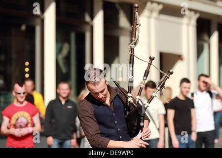 Un joueur de cornemuse divertit les clients dans Buchanan Street, Glasgow, Scotland, UK music, montrer aux gens. Banque D'Images