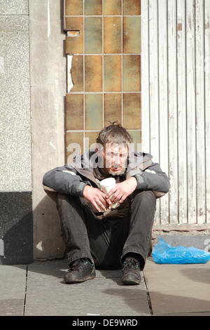 Un homme sans foyer prie pour l'argent, sales, pauvres, pauvreté, sans-abri et seul l'Argyll Street, Glasgow, Scotland, UK Banque D'Images