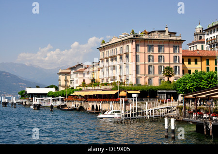 Italie - Lac de Côme - Bellagio - Hôtels - restaurants - cafés au bord de lac - balcons colorés des arbres ombreux du soleil Ciel bleu Banque D'Images