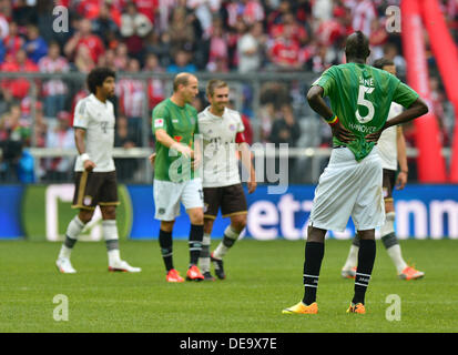 Munich, Allemagne. 14e Août, 2013. Salif Sané Hannover (R) réagit après le match perdu déçu contre le FC Bayern Munich à Munich, Allemagne, 14 septembre 2013. Photo : Marc Mueller/dpa/Alamy Live News Banque D'Images