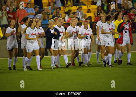 Kennesaw, Géorgie. USA. Le 13 septembre 2013. Mlle Ole women's soccer team célèbre après la victoire 2-1 des Ole Miss plus de Kennesaw State à Fifth Third Bank Stadium. NCAA Division I Women's Soccer. Banque D'Images