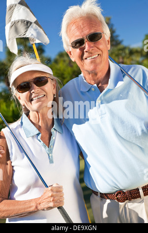 Happy senior man and woman couple ensemble jouer au golf Banque D'Images