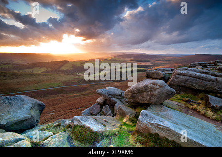 Coucher de soleil sur Stanage Edge, près de Hathersage, parc national de Peak District, Derbyshire, Angleterre, RU Banque D'Images