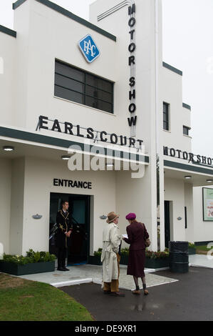 Chichester, West Sussex, UK. 13e Août, 2013. Goodwood Revival. Le circuit de course de Goodwood, West Sussex - Vendredi 13 septembre. Façade de l'hôtel Earls Court motor show avec couple looking at information près de l'entrée. © MeonStock/Alamy Live News Banque D'Images