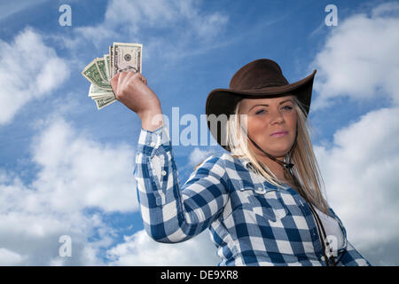 Carol Preston, cowgirl 25 avec une poignée de dollars au Wild West Weekend d'Ingleton, mettant en vedette la Société américaine de la guerre de Sécession avec des expositions d'histoire vivante et des reconstitutions. Banque D'Images