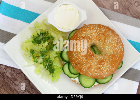 Bagel au fromage à la crème, le concombre et le cresson Banque D'Images