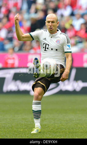 Munich, Allemagne. 14e Août, 2013. La Munich Arjen Robben rivalise pour la balle durant le Bundeslige entre match FC Bayern Munich et Hannover 96 à Munich, Allemagne, 14 septembre 2013. Le match s'est terminé avec un 2:0 pour Munich. Photo : Marc Mueller/dpa/Alamy Live News Banque D'Images