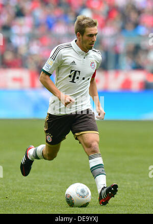 Munich, Allemagne. 14e Août, 2013. Philipp Lahm eddv de Munich pour la balle durant le Bundeslige entre match FC Bayern Munich et Hannover 96 à Munich, Allemagne, 14 septembre 2013. Le match s'est terminé avec un 2:0 pour Munich. Photo : Marc Mueller/dpa/Alamy Live News Banque D'Images