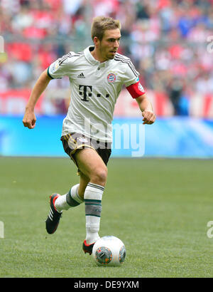 Munich, Allemagne. 14e Août, 2013. Philipp Lahm eddv de Munich pour la balle durant le Bundeslige entre match FC Bayern Munich et Hannover 96 à Munich, Allemagne, 14 septembre 2013. Le match s'est terminé avec un 2:0 pour Munich. Photo : Marc Mueller/dpa/Alamy Live News Banque D'Images