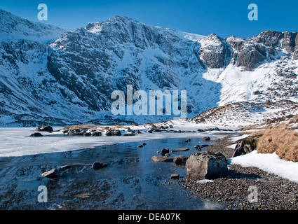 Llyn Idwal en hiver soutenu par les diables Cuisine et Glyder Fawr, CWM Idwal, Parc National de Snowdonia, le Nord du Pays de Galles, Royaume-Uni Banque D'Images