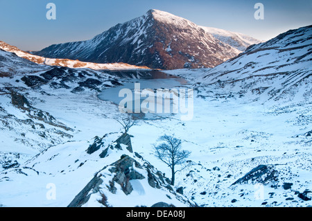 Llyn Idwal en hiver soutenu par Pen An Wen Ole, CWM Idwal, Parc National de Snowdonia, le Nord du Pays de Galles, Royaume-Uni Banque D'Images