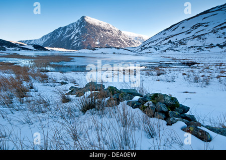 Llyn Idwal en hiver soutenu par Pen An Wen Ole, CWM Idwal, Parc National de Snowdonia, le Nord du Pays de Galles, Royaume-Uni Banque D'Images