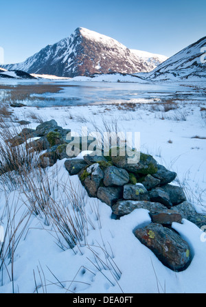 Llyn Idwal en hiver soutenu par Pen An Wen Ole, CWM Idwal, Parc National de Snowdonia, le Nord du Pays de Galles, Royaume-Uni Banque D'Images