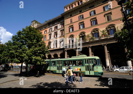 Italie, Rome, Piazza Vittorio Emanuele II Banque D'Images