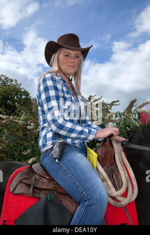 Carol Preston, cowgirl 25 avec une poignée de dollars au Wild West Weekend d'Ingleton, mettant en vedette la Société américaine de la guerre de Sécession avec des expositions d'histoire vivante et des reconstitutions. Banque D'Images