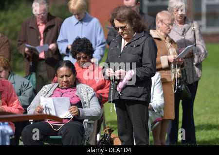 Manchester, UK. 14e Août, 2013. La direction de Manchester de la Légion de Marie, tient sa 40e anniversaire du rosaire rassemblement à Platt Fields Park, Fallowfield, Manchester. La Légion de Marie est une organisation catholique romaine d'hommes et de femmes, qui encourage la pratique de la foi en union avec Marie, la Mère de Dieu. Crédit : John Fryer/Alamy Live News Banque D'Images