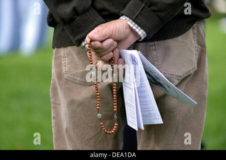 Manchester, UK. 14e Août, 2013. Un homme tenir son chapelet. La direction de Manchester de la Légion de Marie, tient sa 40e anniversaire du rosaire rassemblement à Platt Fields Park, Fallowfield, Manchester. La Légion de Marie est une organisation catholique romaine d'hommes et de femmes, qui encourage la pratique de la foi en union avec Marie, la Mère de Dieu. Crédit : John Fryer/Alamy Live News Banque D'Images