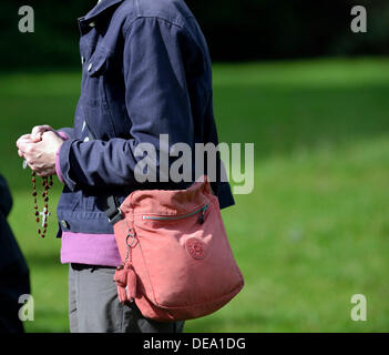 Manchester, UK. 14e Août, 2013. Une femme tient son chapelet le rosaire au rallye. La direction de Manchester de la Légion de Marie, tient sa 40e anniversaire du rosaire rassemblement à Platt Fields Park, Fallowfield, Manchester. La Légion de Marie est une organisation catholique romaine d'hommes et de femmes, qui encourage la pratique de la foi en union avec Marie, la Mère de Dieu. Crédit : John Fryer/Alamy Live News Banque D'Images