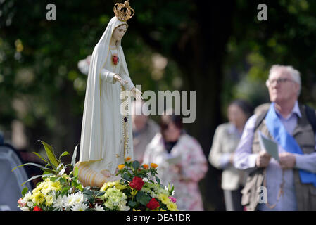 Manchester, UK. 14e Août, 2013. Une statue de Notre Ldt est le ficus point au rosaire rally. La direction de Manchester de la Légion de Marie, tient sa 40e anniversaire du rosaire rassemblement à Platt Fields Park, Fallowfield, Manchester. La Légion de Marie est une organisation catholique romaine d'hommes et de femmes, qui encourage la pratique de la foi en union avec Marie, la Mère de Dieu. Crédit : John Fryer/Alamy Live News Banque D'Images