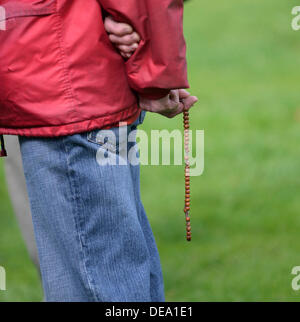 Manchester, UK. 14e Août, 2013. Un homme tenir son chapelet. La direction de Manchester de la Légion de Marie, tient sa 40e anniversaire du rosaire rassemblement à Platt Fields Park, Fallowfield, Manchester. La Légion de Marie est une organisation catholique romaine d'hommes et de femmes, qui encourage la pratique de la foi en union avec Marie, la Mère de Dieu. Crédit : John Fryer/Alamy Live News Banque D'Images